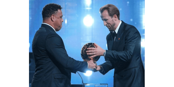Ronaldo ojentaa palkinnon henkilökohtaisesti! Viestikapulan vaihto kahden legendaarisen yhdeksännumeron välillä Ronaldo ojentaa palkinnon henkilökohtaisesti! Viestikapulan vaihto kahden legendaarisen yhdeksännumeron välillä