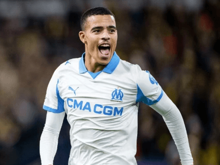 Greenwoodin tie huipulle Marseillen paidassa