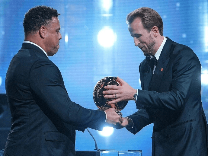 Ronaldo ojentaa palkinnon henkilökohtaisesti! Viestikapulan vaihto kahden legendaarisen yhdeksännumeron välillä