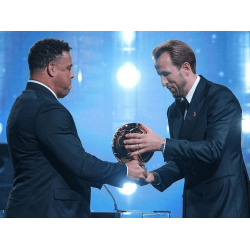 Ronaldo ojentaa palkinnon henkilökohtaisesti! Viestikapulan vaihto kahden legendaarisen yhdeksännumeron välillä